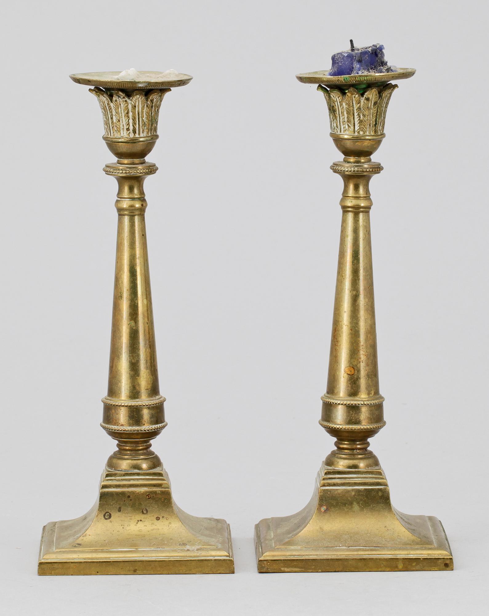 LJUSSTAKAR, ett par, brons, empirestil, omkring 1900.