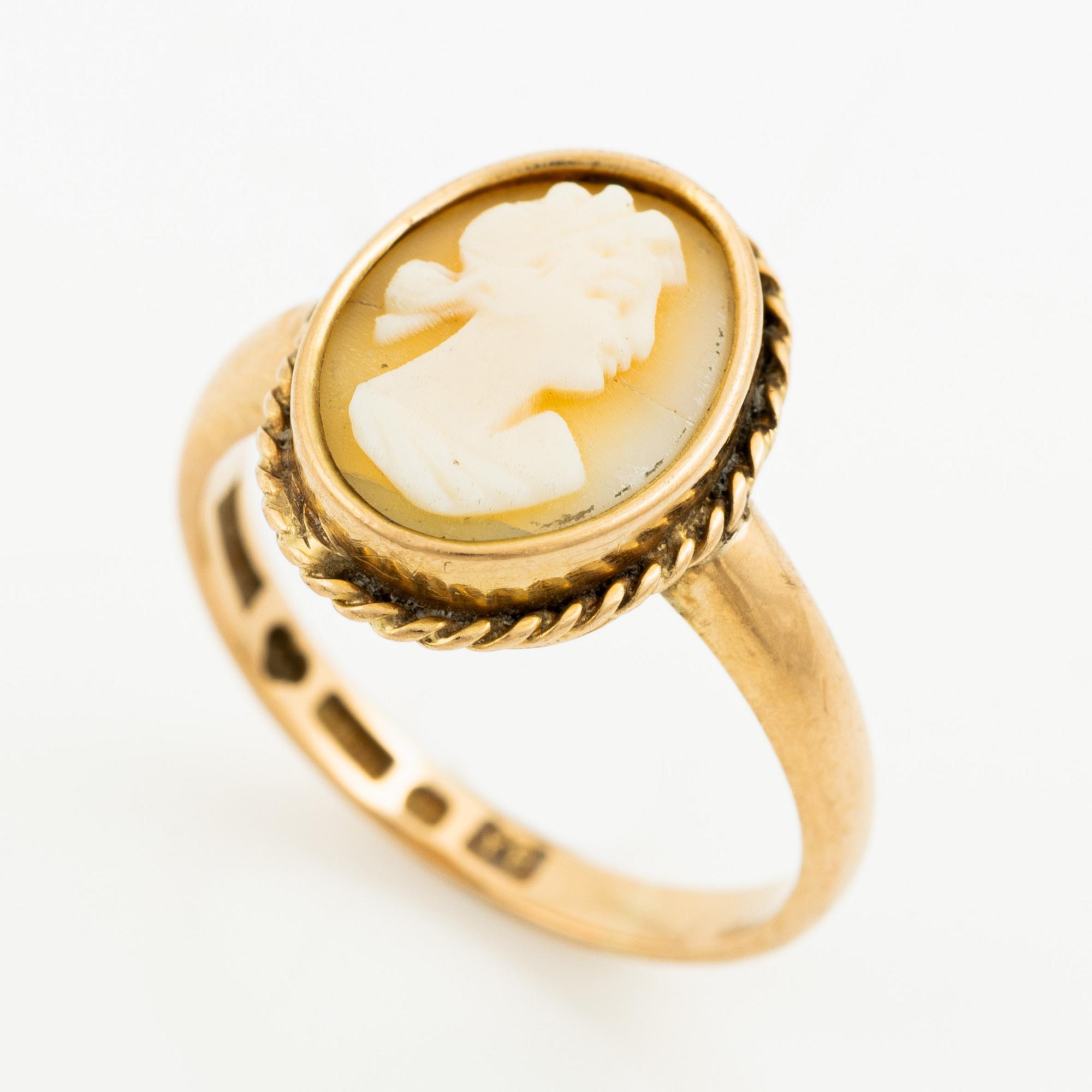 Ring 18K gold with a shell cameo.