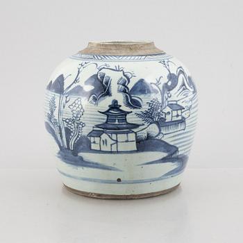 A blue and white porcelain pot, China, Qing dynasty, 19th century.