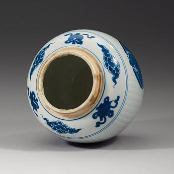 A blue and white jar, Qing dynasty, Kangxi (1662-1722).