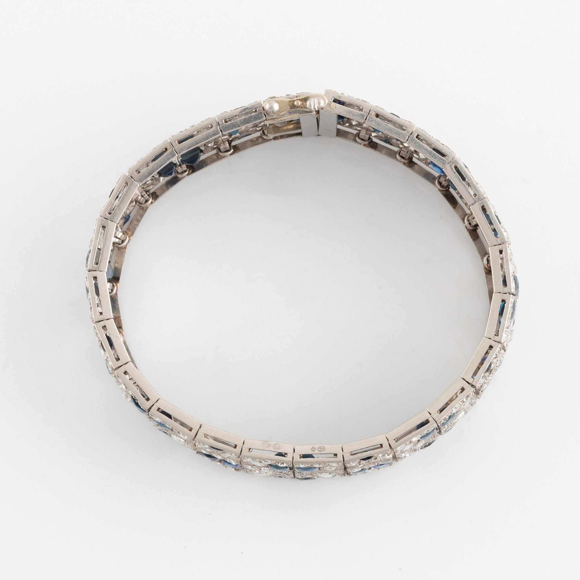Armband platina med gammalslipade diamanter och trappslipade safirer.