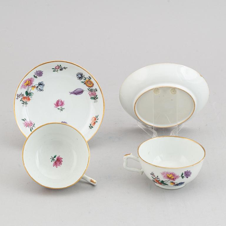 Four cups with six (4+2)dishes, Qing dynasty, 18th century.