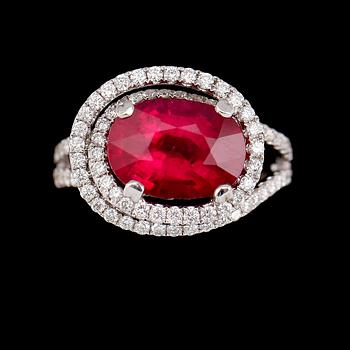 RING, 18 k vitguld, briljantslipade diamanter tot ca 0.84 ct. Rubin, glasfylld och möjligtvis syntetisk.