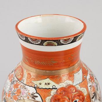 Vaser, ett par, flintgods, Japan, 1900-tal.