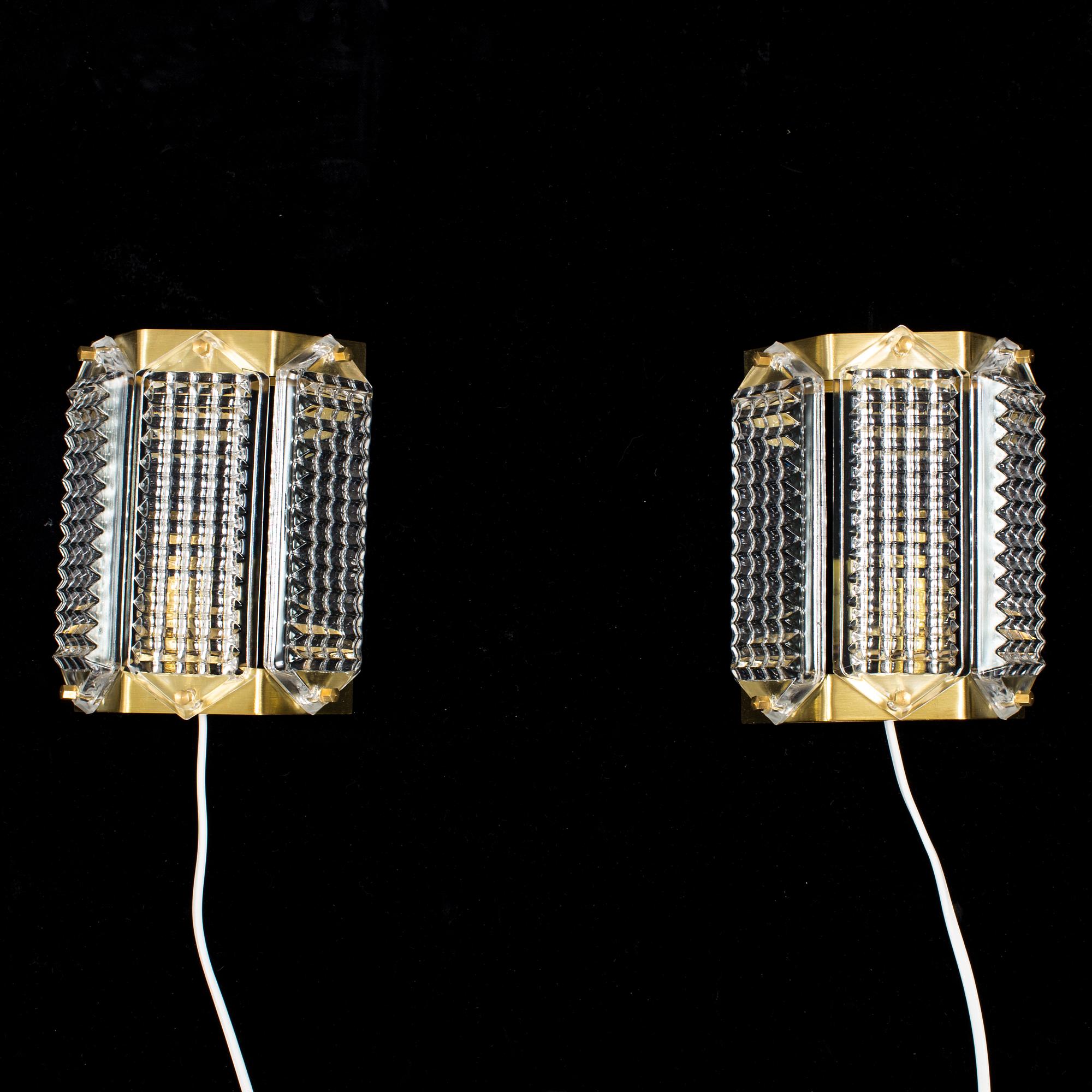 A pair of glass and brass wall lights by Wiktor Berndt for Swedish Crystal, 1970's.
