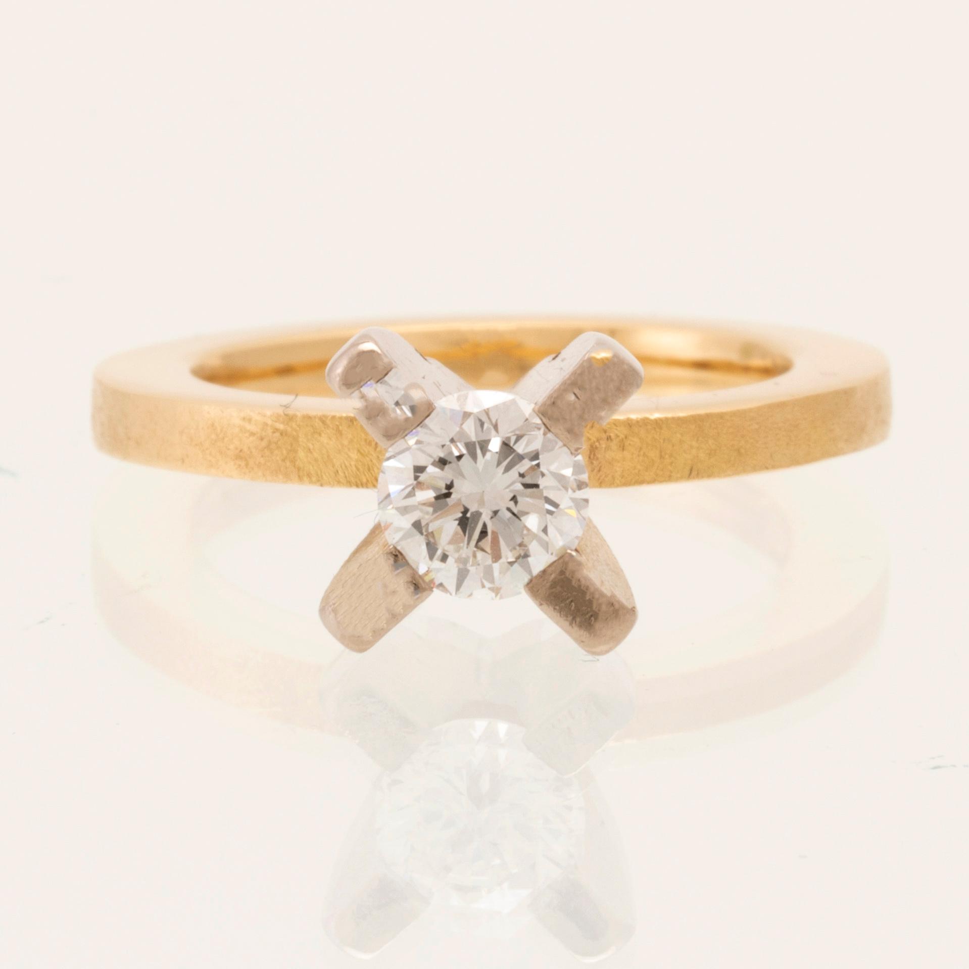 Sandberg, ring 18K vitt och rött guld med en rund briljantslipad diamant.