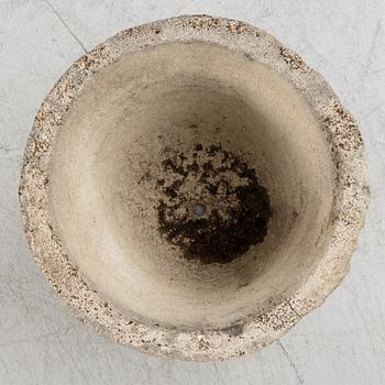 A garden urn, late 20th century.