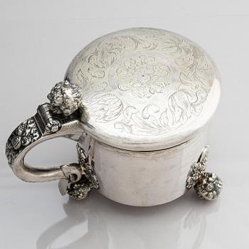 Erik Månsson Schmidt, dryckeskanna, delvis förgyllt silver, Stockholm (verksam 1675-1686). Barock.