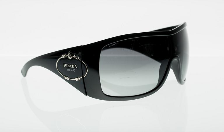 SOLGLASÖGON, Prada.