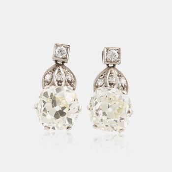 873. A pair of platinum earrings set with cushion formed old-cut diamonds with a total weight of ca 6.00 cts quality ca L/M v.