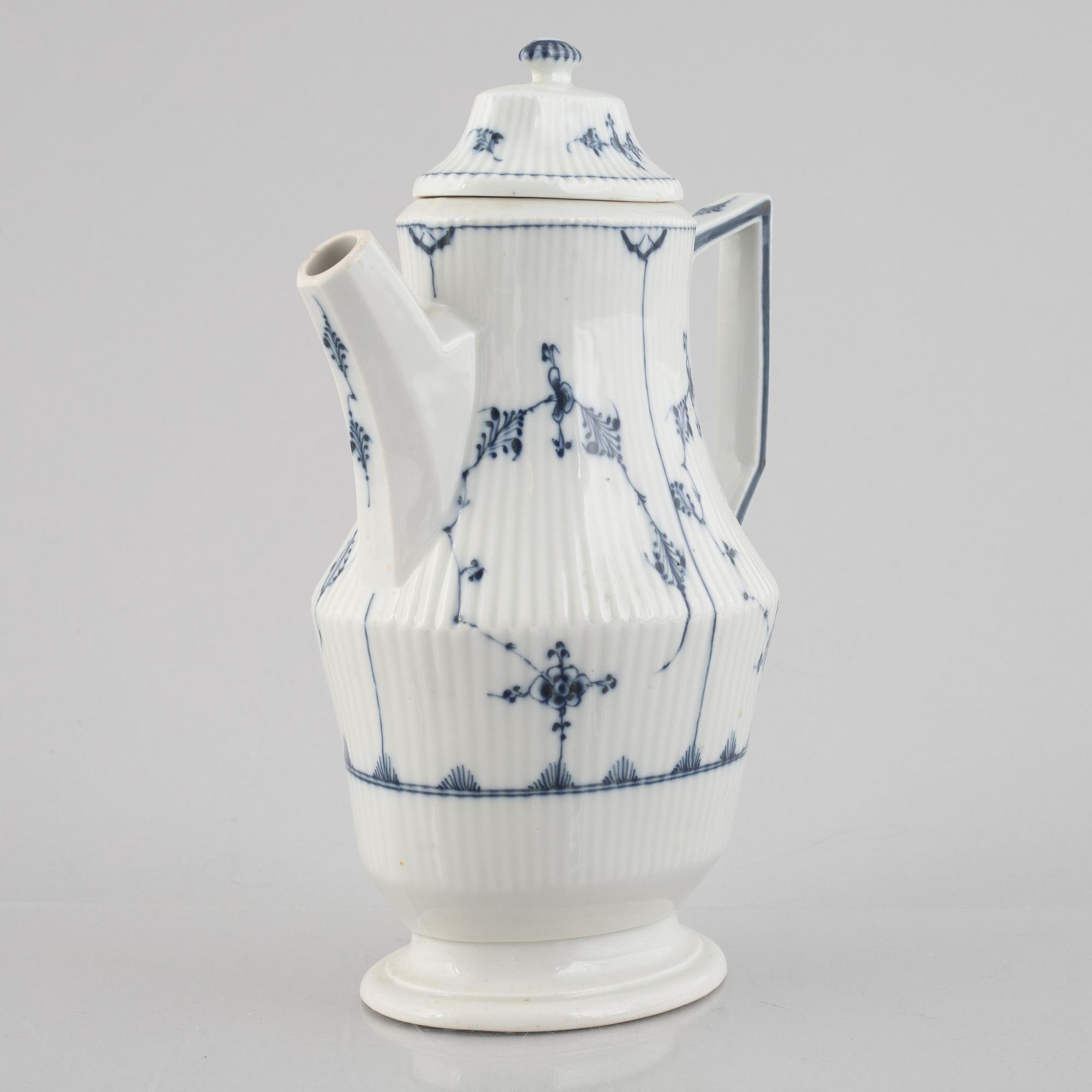 A 'Blue Fluted Plain' / 'Musselmalet rifflet' coffee pot, Royal Copenhagen, around 1800.