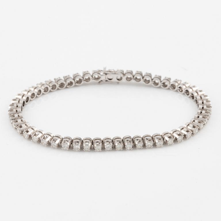 Tennis bracelet in white gold with brilliant-cut diamonds.