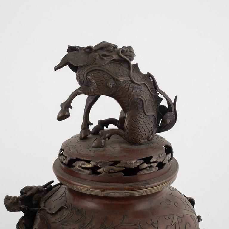 Lockurnor/rökelsekar, ett par, brons, Japan, Meiji (1868-1912).
