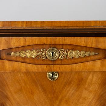 Chiffonier, empire, utförd av Daniel Sehfbom (mästare i Stockholm 1800-1837).
