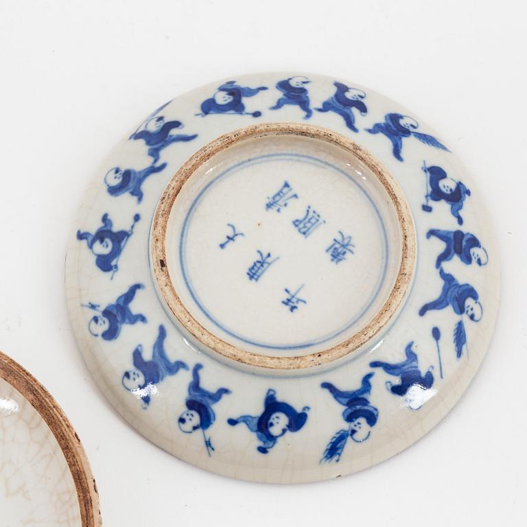 A Chinese blue and white box with cover, 20th century.