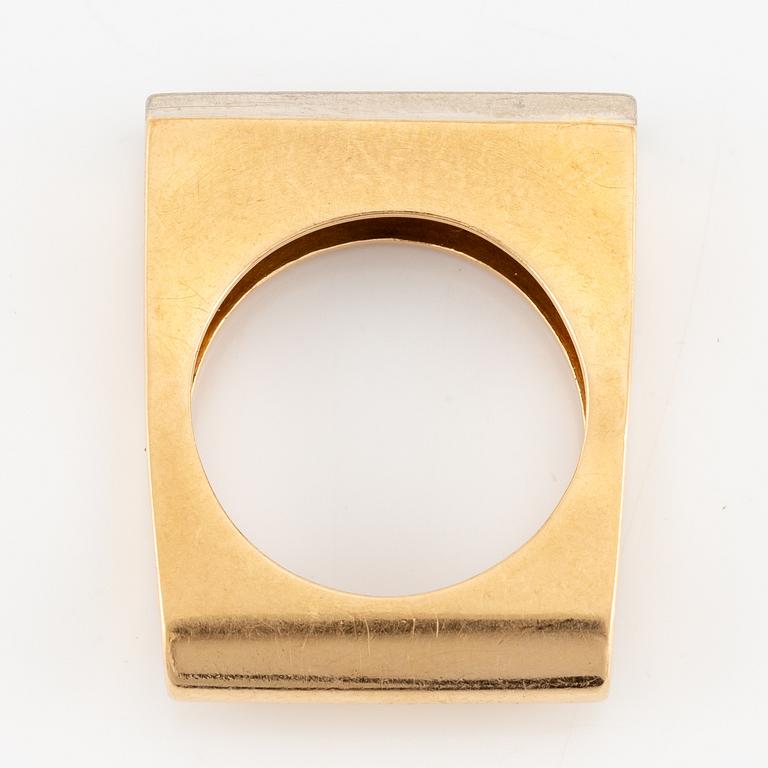 A W.A. Bolin ring in 18K gold set with round brilliant-cut diamonds.