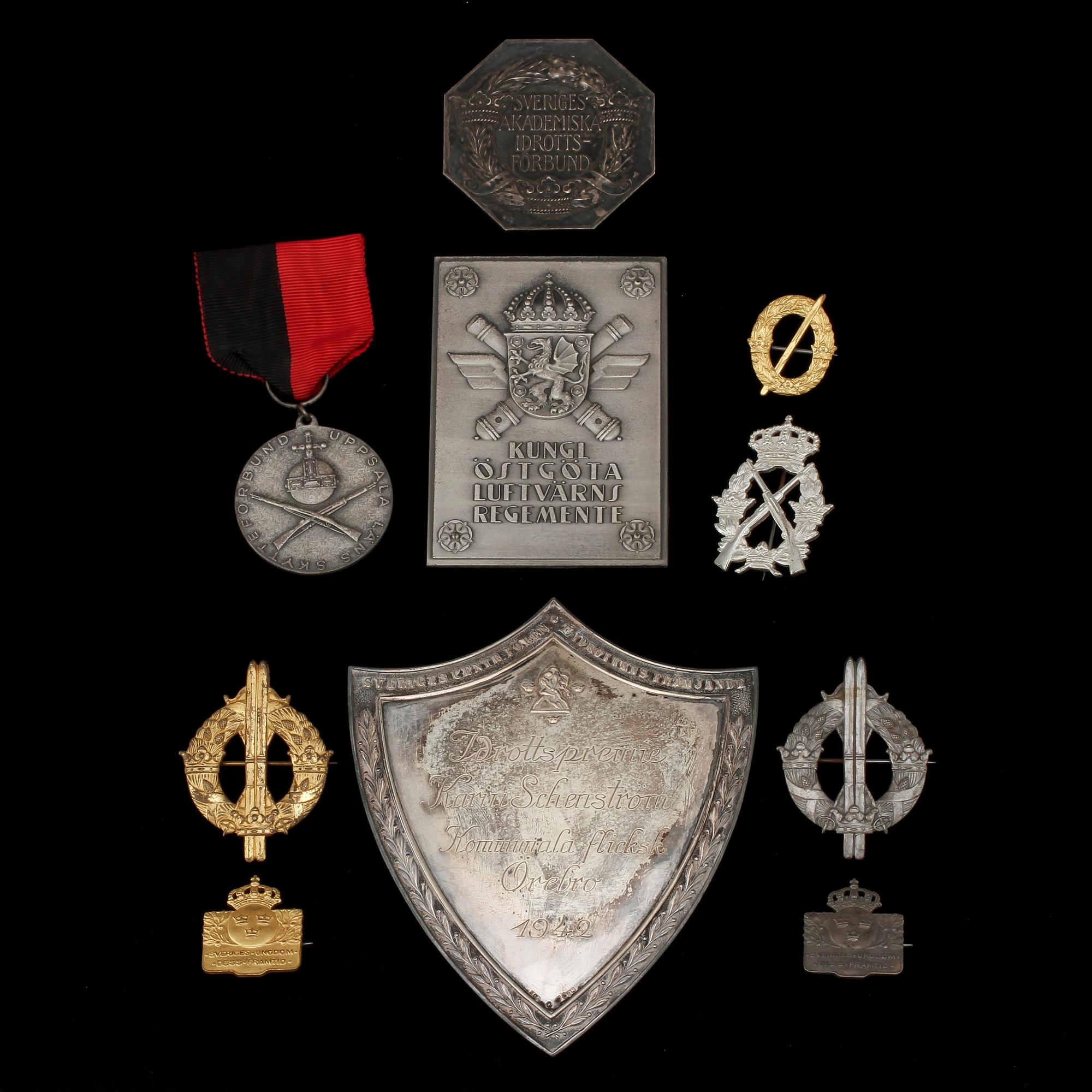 KAFFESKEDAR, 16 st, samt MEDALJER, 11 st, silver, 1900-tal. Tot vikt 385 g.