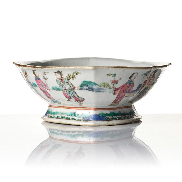 A group of three famille rose dishes, late Qing dynasty.
