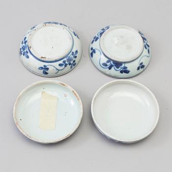 Two blue and white boxes with covers, Qing dynasty, Kangxi (1662-1722).