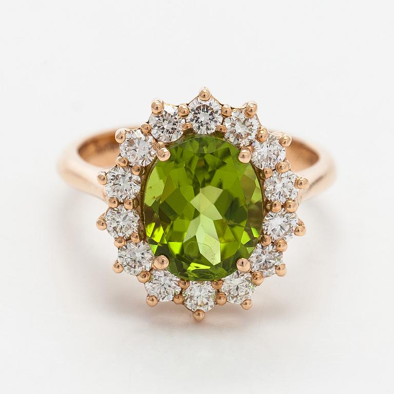 Ring, faceted peridot, diamonds, 18K gold.