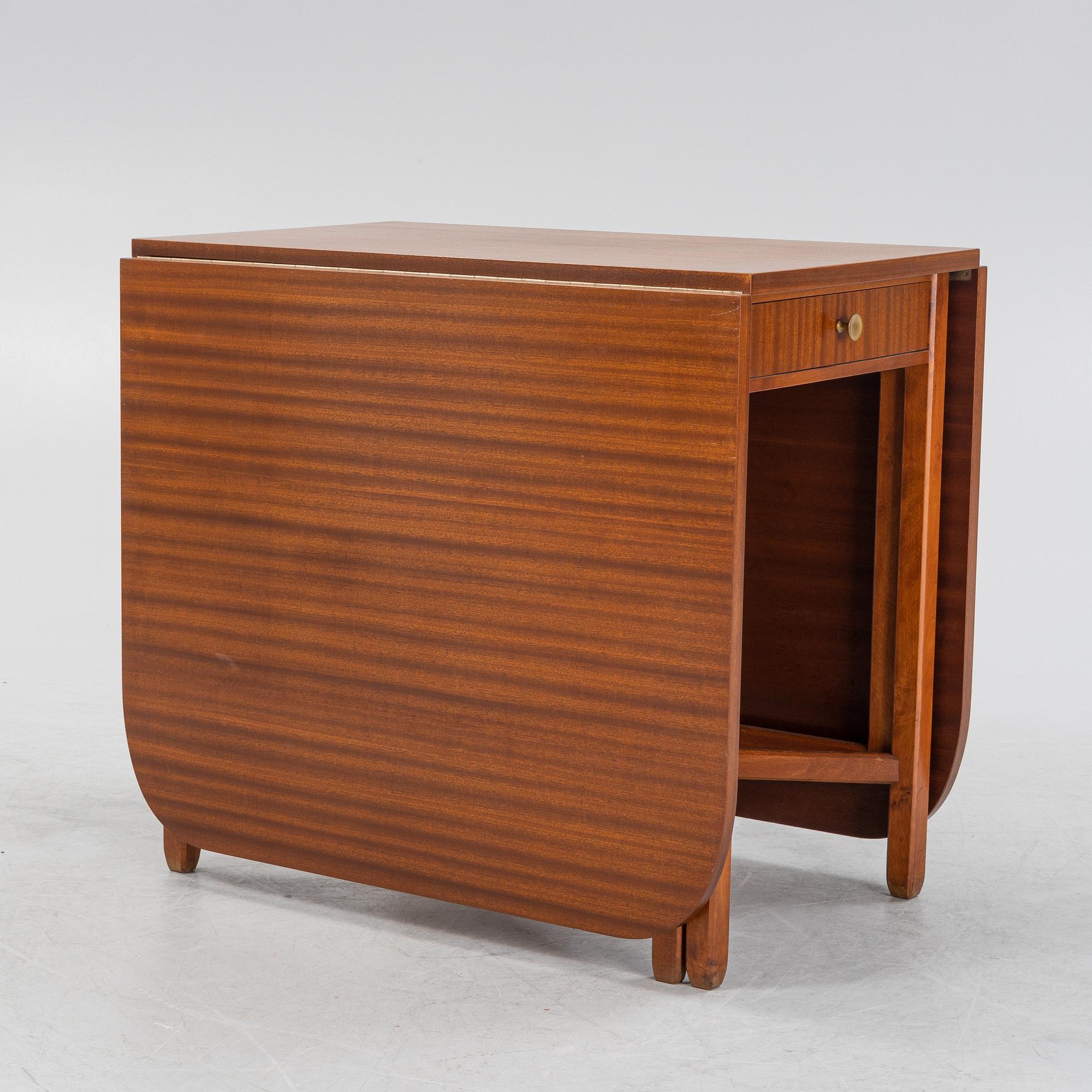 A mahogany veneered gate-leg table, second half of the 20th Century.