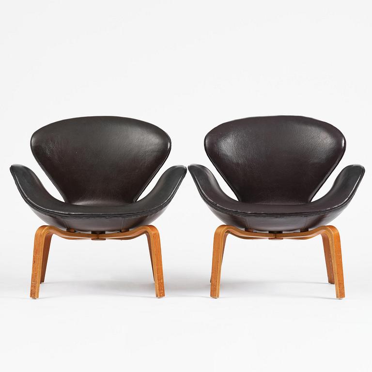 Arne Jacobsen, a pair of "Swan" armchairs, Fritz Hansen, Denmark, 1960s.