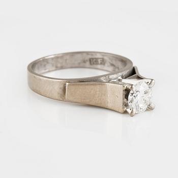 RING, 18K vitguld med briljantslipad  diamant ca 0.5 ct, utländska stämplar. Vikt 4,7 gram.