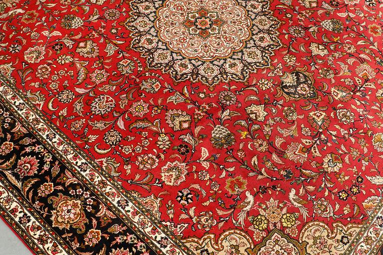 Matta, Figural Täbriz, Part Silk, sk 50 Radj, ca 307 x 248 cm.