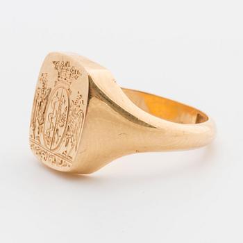 GENTLEMEN`S RING, 18K gold with engravings.