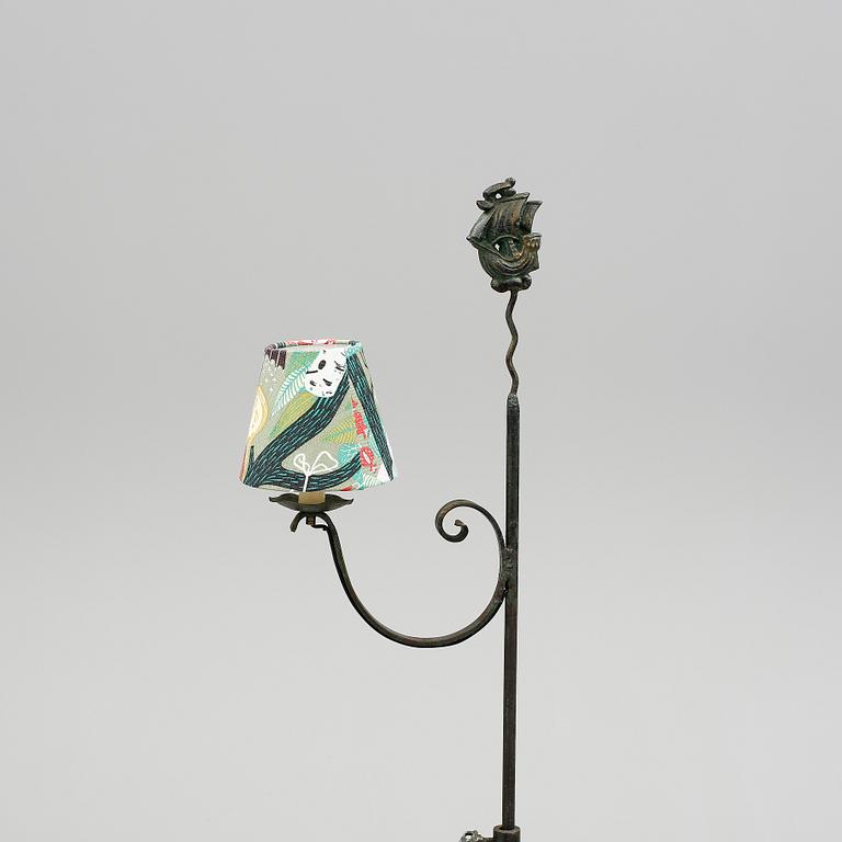 GOLVLAMPA, smide, 1900-talets första hälft.