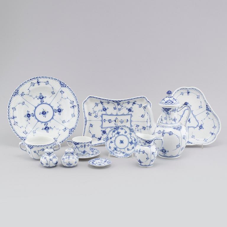 25 pieces of porcelain tableware from Royal Copenhagen, model "Musselmalet", 20th century.