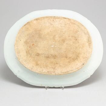 A blue and white serving dish, Qing dynasty, Qianlong (1736-95).