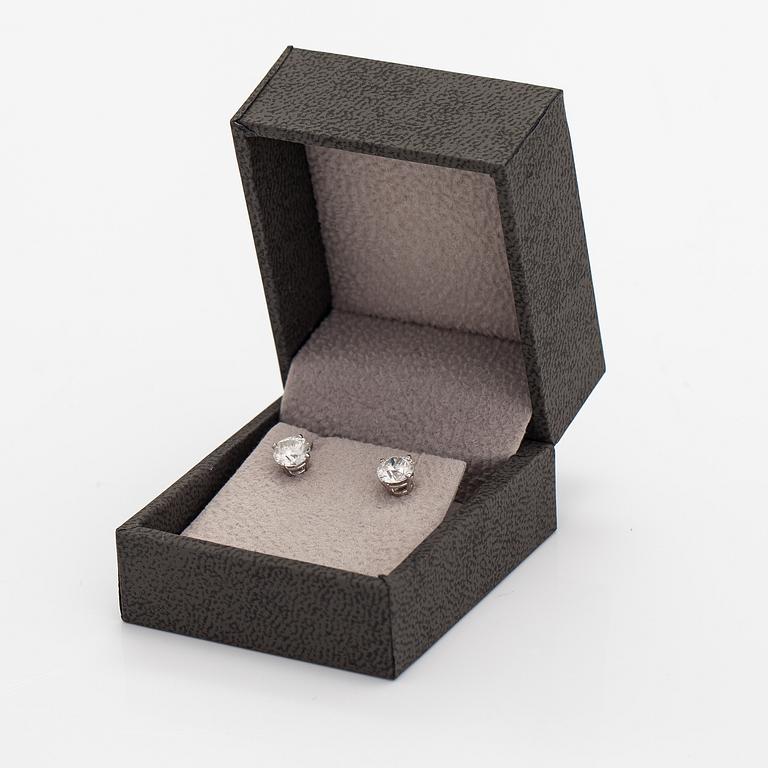 A pair of 141K white gold earrings with diamonds ca. 1.60 ct in total. With AIG certificate.