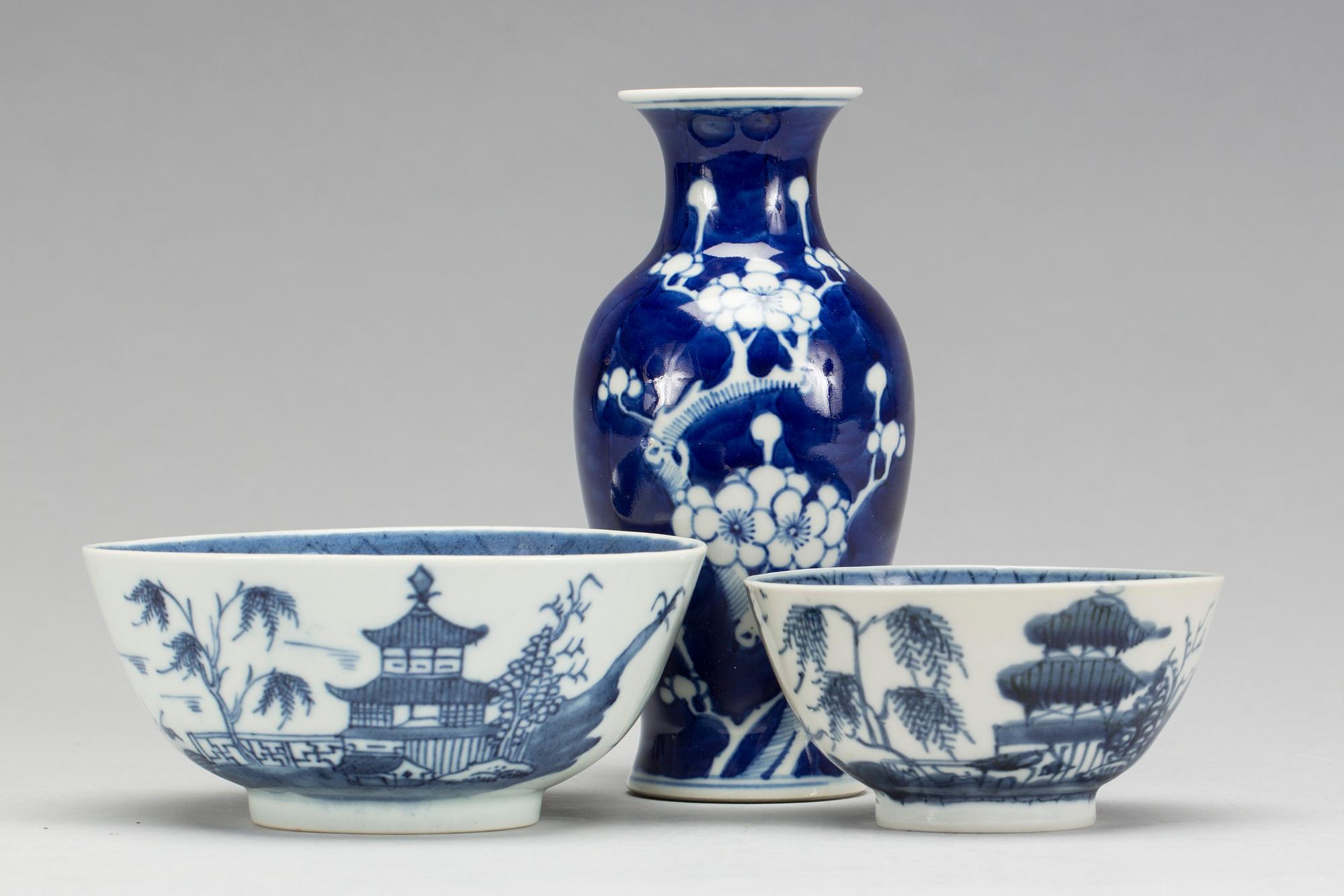 SKÅLAR, 2 st samt VAS, Kina, Jiaqing (1796-1820) och Guanxu (1875-1908).