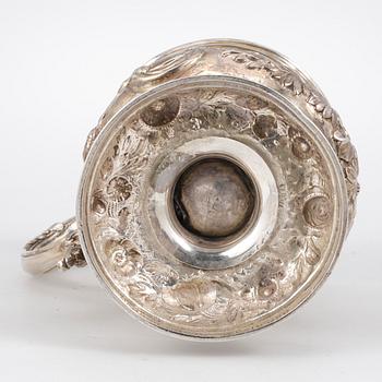 BÄGARE, silver, nyrokoko, London 1853. Vikt 249 gram.