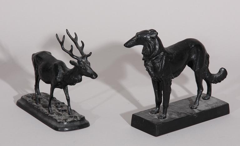 SKULPTURER, 2 st. Gjutjärn.