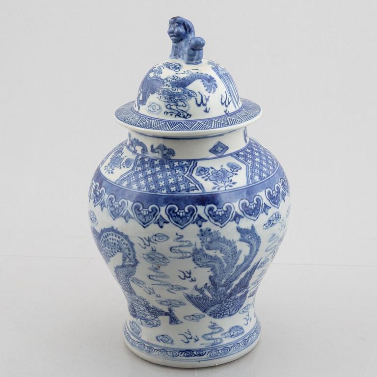 A porcelain urn with cover, China, 20th century.