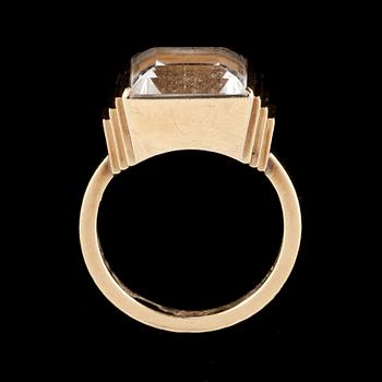 RING, 18k guld med fasettslipad bergkristall. Wiwen Nilsson, Lund 1954. Vikt tot ca 9 g.