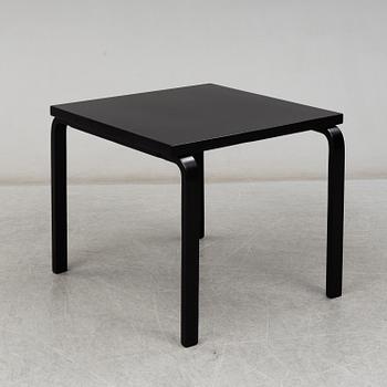 ALVAR AALTO, bord samt två stolar modell 69, Artek.