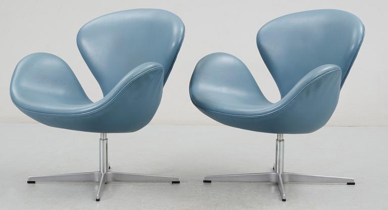 A pair of Arne Jacobsen blue leather "Swan" easy chairs, Fritz Hansen, Denmark 1990.