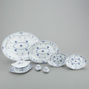 MATSERVIS, 49 delar, porslin, "Musselmalet", Royal Copenhagen, 1900-talets andra hälft.