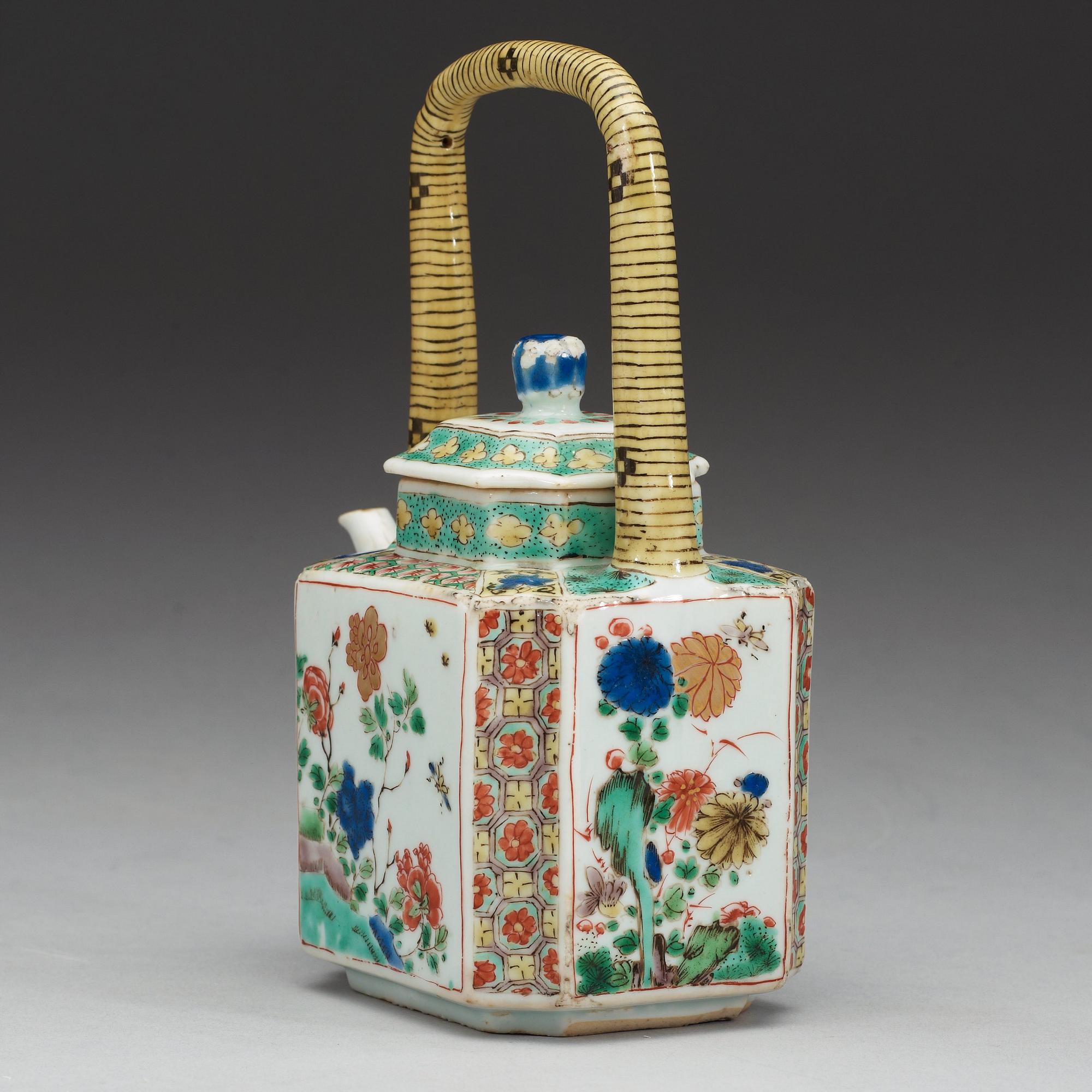 TEKANNA med LOCK, porslin. Qing dynastin, Kangxi (1662-1722).