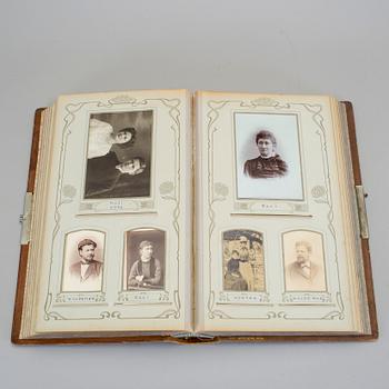 FOTOALBUM, innehållande 65 kabinettfotografier, 1900-talets början.