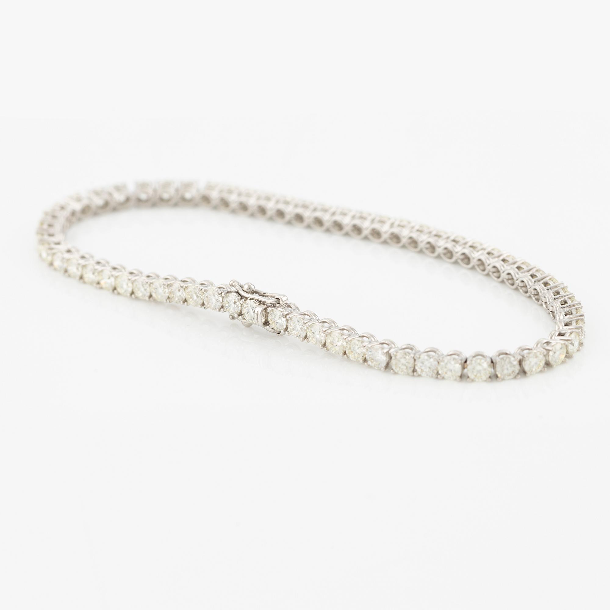 Tennis bracelet in 18K gold with round brilliant-cut diamonds.