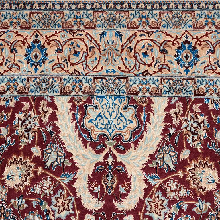 MATTO, a semi-antique/old Esfahan/Nain part silk, ca 232,5 x 137,5 cm (as well as one end with ca 1 cm flat weave).