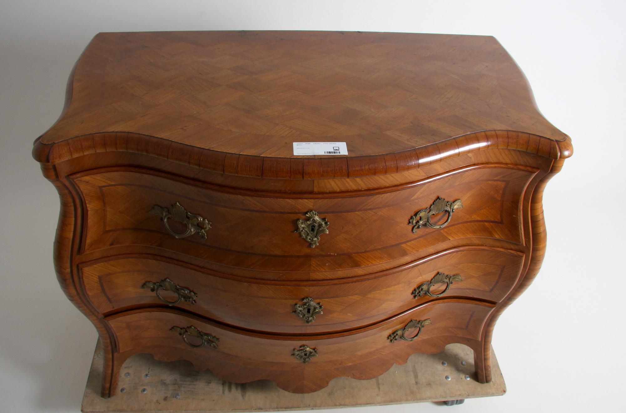 BYRÅ, rokoko, 1700-talets mitt.