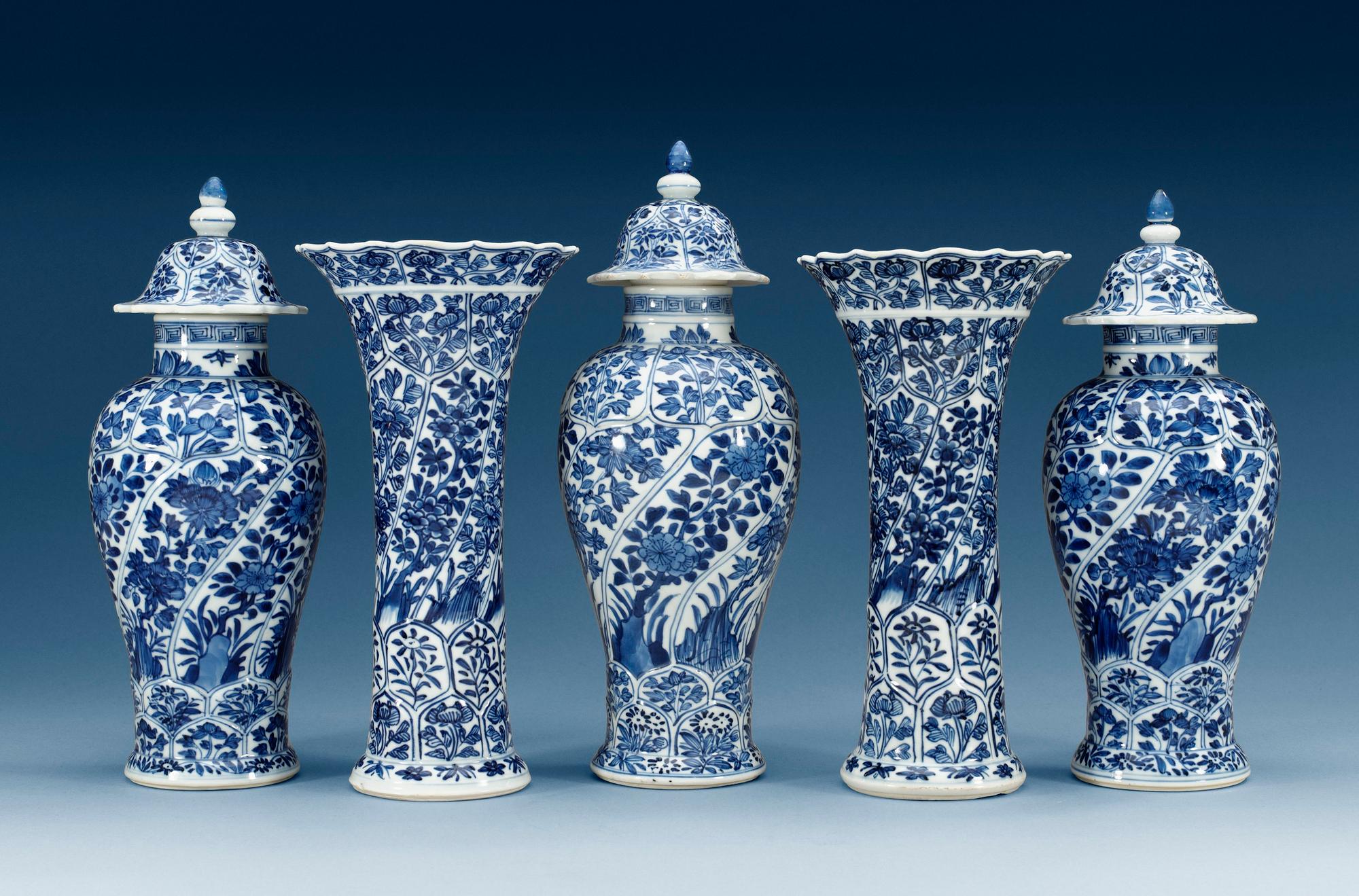 GARNITYR, fem delar, porslin. Qing dynastin, Kangxi (1662-1722).
