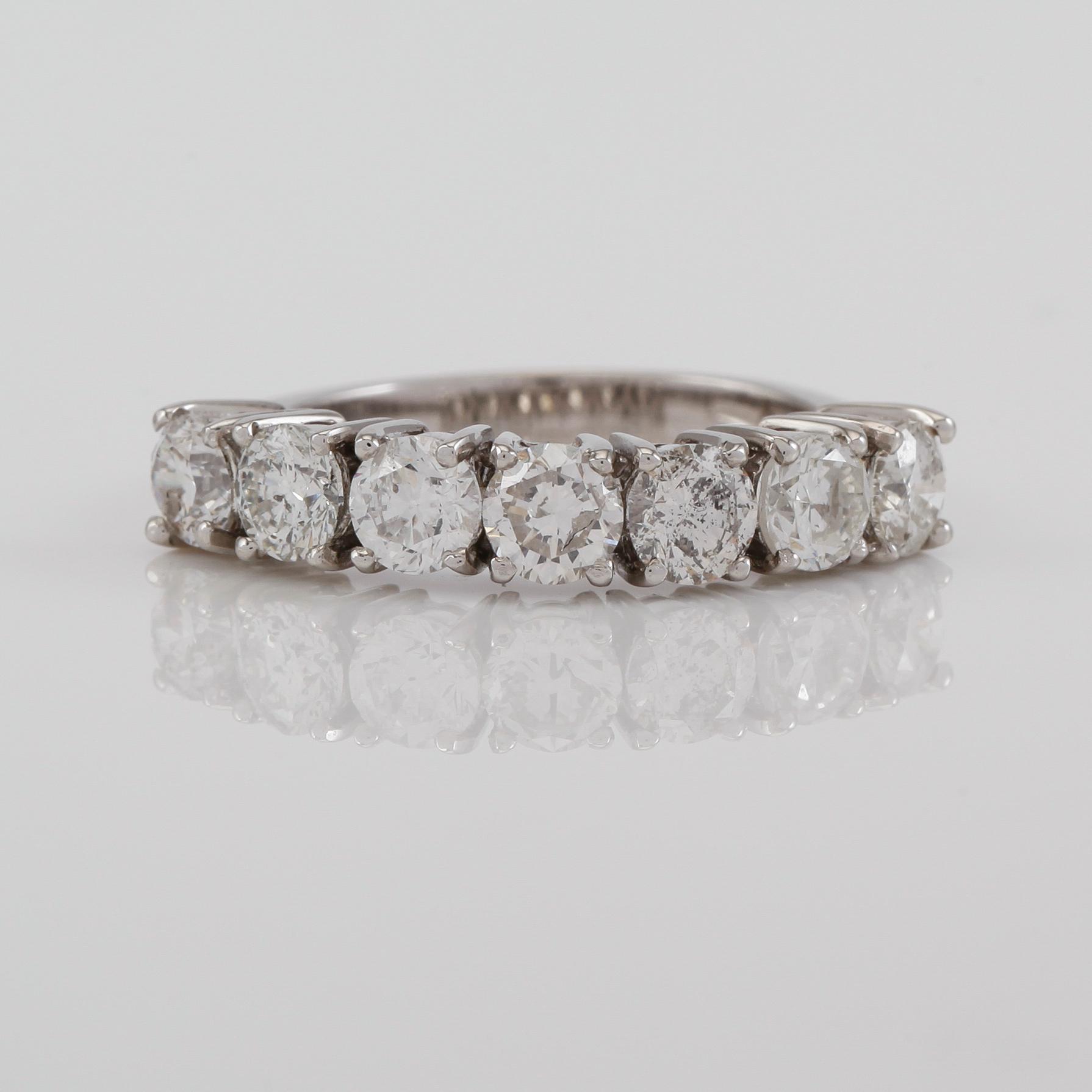 RING, 18K vitguld och diamanter tot ca 2.20 ct.