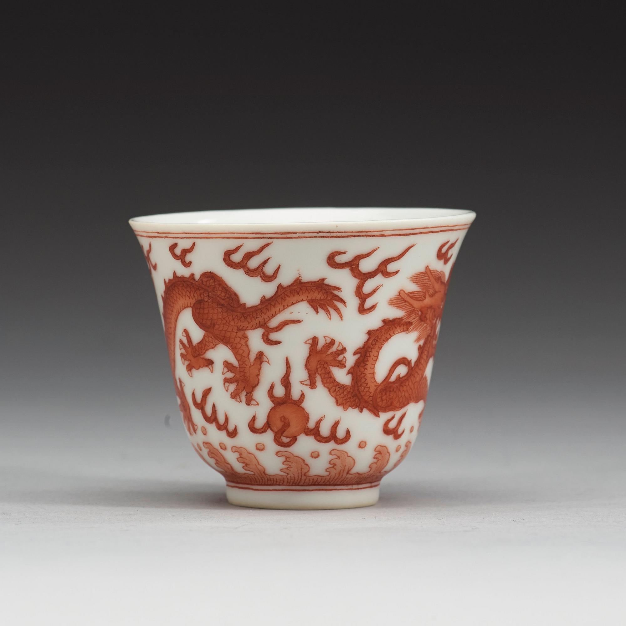 KOPPAR, sju stycken, porslin. Qing dynastin, fyra med Tongzhis sex karaktärers märke (1862-1874),