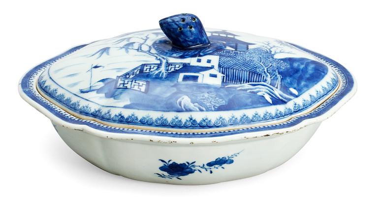 A blue and white vegetable tureen with cover, Qing dynasty, JIaqing (1796-1820).